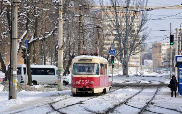 Потрійна аварія змусила київські трамваї вишикуватися в чергу