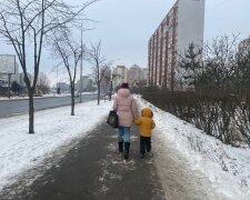 Мама с ребенком, снег, зима, фото: Знай.ua