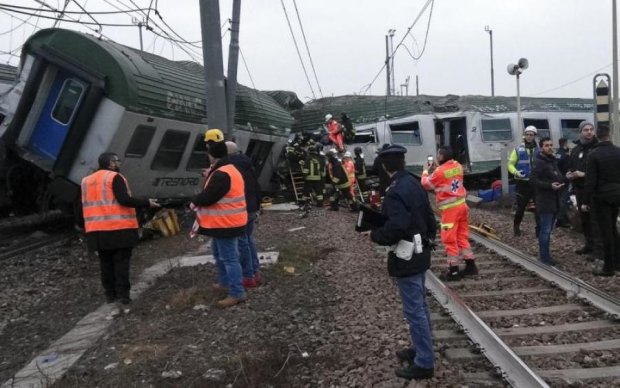 Пассажирский поезд сошел с рельсов, есть жертвы: видео 18+
