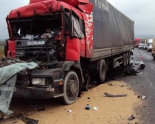 Пекельна вантажівка розчавила машину і протаранила будинок, є постраждалі