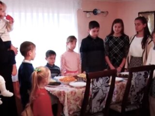 Багатодітна родина. Фото: Youtube