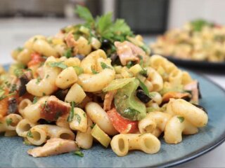 Салат из макарон с курицей и перцем: фото скрин Ютуб