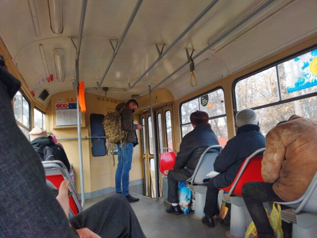 Громадський транспорт - фото Знай.ua