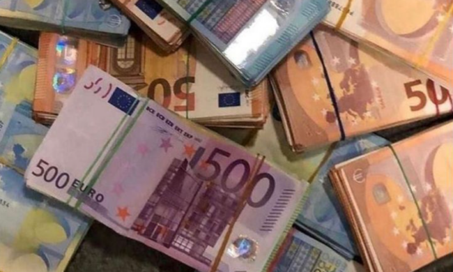 Євро, купюри, валюта, зображення із соцмереж