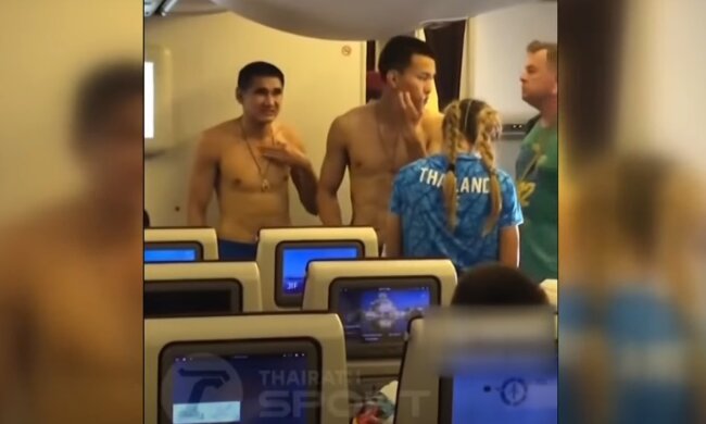 Пассажиры один за другим начали раздеваться на борту самолета, но их можно понять: почему это произошло