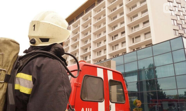 В Запорожье вспыхнул отель с десятками туристов - дым, паника, люди выбегали в одних тапочках