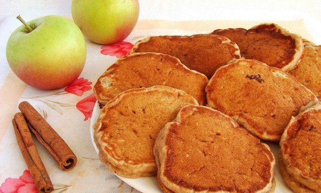 Починайте пост смачно: яблучні оладки з корицею