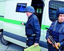 Невідомі обстріляли машину інкасаторів у Запоріжжі