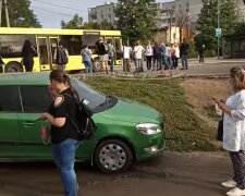 Львовян часами маринуют в длиннющих очередях к общественному транспорту – все ради карантина