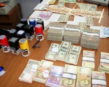 Правоохранители "на горячем" поймали курьеров конвертцентра на Сумщине