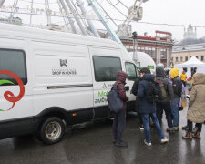 В Киеве прошла акция "Тест под облаками": желающих проверили на ВИЧ и прокатили на колесе обозрения