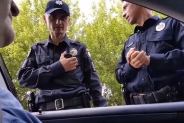 Проверка документов, скриншот: YouTube