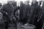 Пошук хліба в одному з українських сіл під час Голодомору