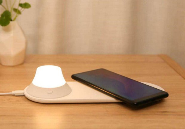 Xiaomi представила нічну лампу з бездротовою зарядкою за копійки