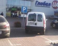 "Герой парковки" накосячив біля торгового центру