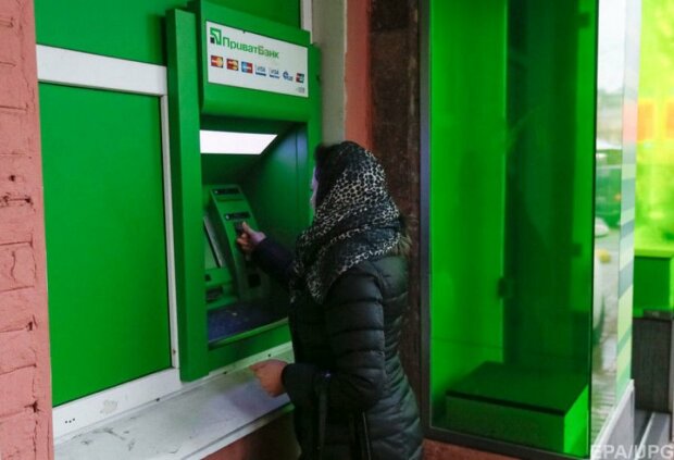 снятие наличных в банкомате, фото: nv.ua