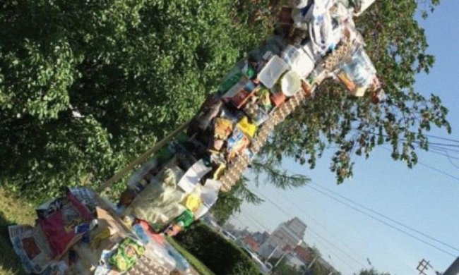 У Росії встановили статую Ісуса зі сміття
