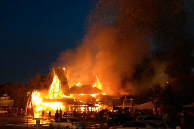 В Киеве сгорел популярный ресторан: кадры с места