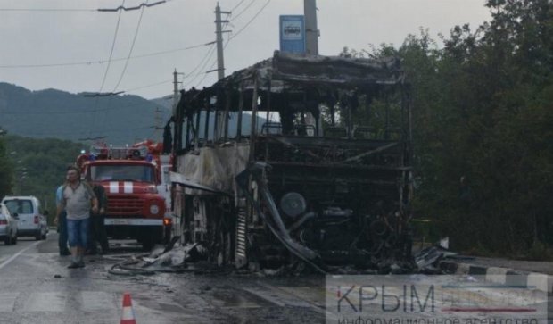 В Крыму сгорел дотла пассажирский автобус