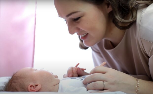 мать и ребенок, скриншот из видео