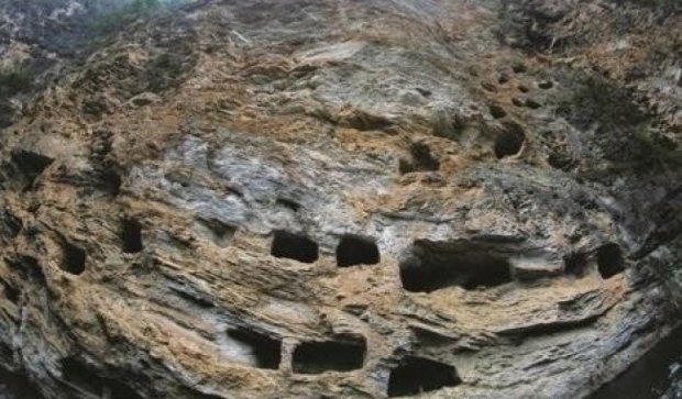 Захоронение из висячих гробов обнаружили в Китае