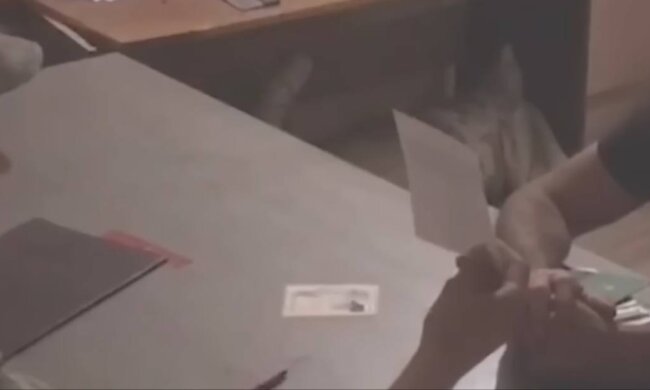 Выдача повестки, скриншот: YouTube