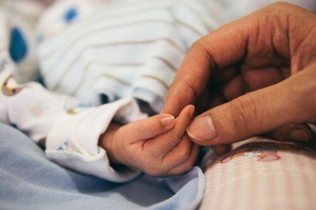 Синдром встряхнутого младенца, причины и симптомы: в чем опасность