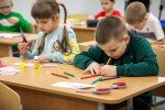 Дети за партой в школе