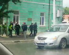 У Харкові влаштували облаву на трьох в'язнів, які втекли з-під носу у копів