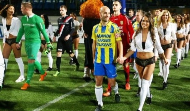Голландский футбол заполонили девушки в бикини (фото)