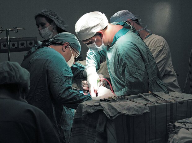 "Резиновый убийца": медики спасли мужчину от гигантского фаллоса, фото 18+