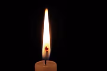 Горящая свеча, кадр из видео: YouTube