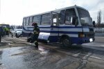 Забули і поїхали: під Києвом чоловік загинув через покинутий копами на дорозі автобус