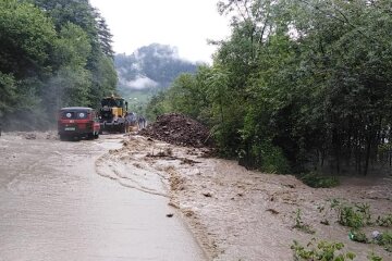 Велика вода вдарила по Прикарпаттю з новою силою — дороги затоплені, мостів немає