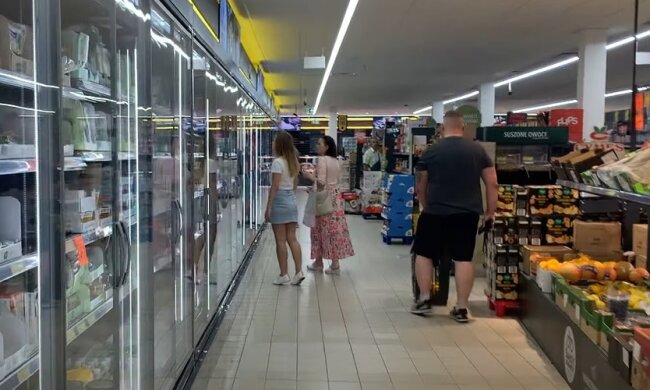 Одесит псує продукти в європейському супермаркеті. Фото Telegram