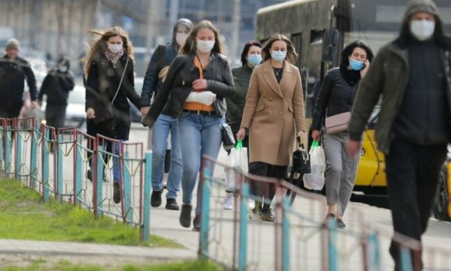Українцям в "червоних зонах" не дає проходу поліція: без вакцини - вхід заборонено