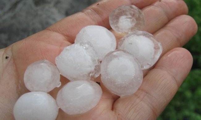 На Сумщині випав величезний град