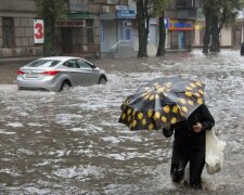 "Потопельники" на дорогах і маршрутки-"басейни": Дніпро не впорався з осінньою зливою