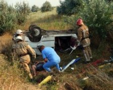 Спасатели вырезали пассажиров из авто после страшного ДТП (ФОТО)