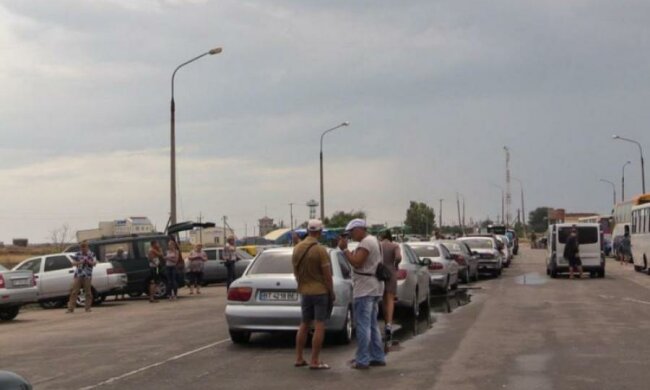 Блокада зсередини: окупанти годинами маринують людей в черзі на в'їзд до Криму