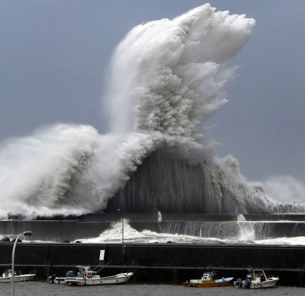 Мощнейший за 25 лет тайфун уничтожает Японию, эвакуируют целые города
