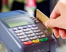 Нацбанк примушує українців розраховуватися картками