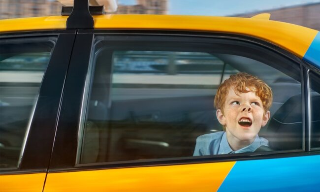 Ребенок в такси, фото - Timothy Fedenko