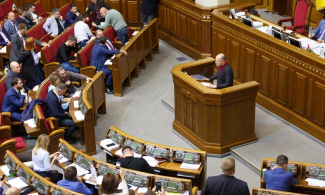 Украинцам отменят трудовые книжки: Дубилет пояснил, что будет со стажем и выплатами