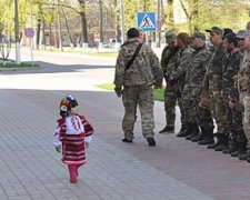 Фото дня: маленьку полтавчанку охрестили генеральшею