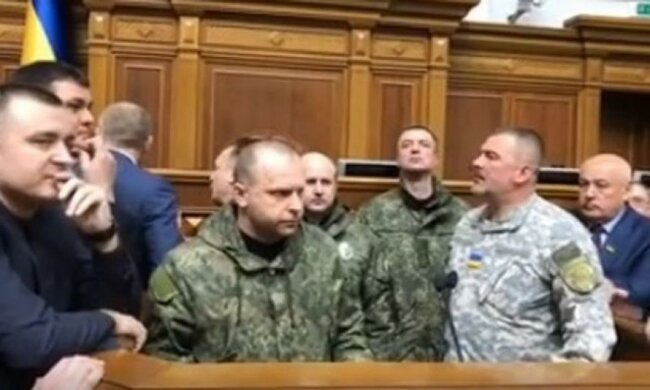 Спікер закрила засідання Ради, в зал увійшли військові