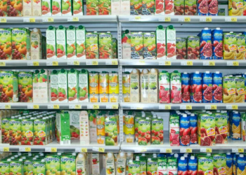 Соки у супермаркеті / фото: depositphotos