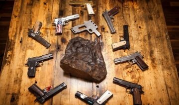 З уламка древнього метеорита виготовлять пістолети