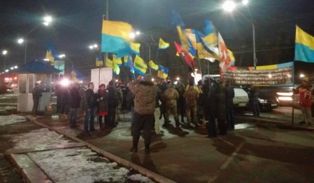 Киевляне спели под посольством России в поддержку крымчан