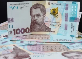 Тысяча гривен в руках